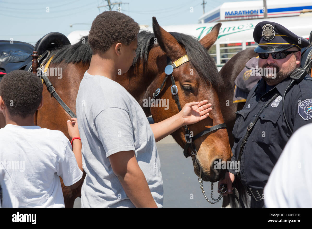 Detroit, Michigan - Kinder und Jugendliche pet ein Polizei-Pferd. Stockfoto