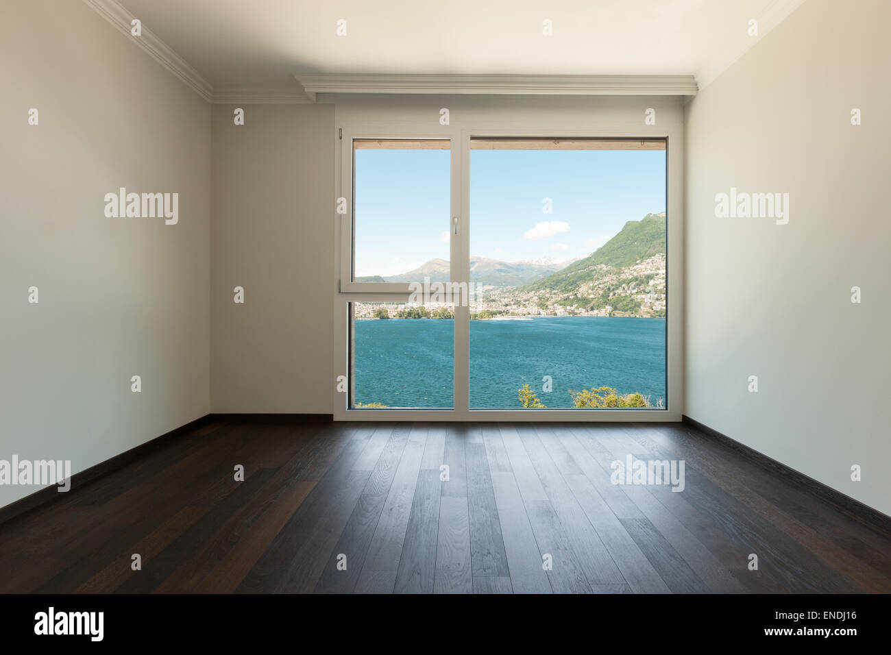 modernes Haus, leeren Raum mit Fenster mit Blick auf den See Stockfoto