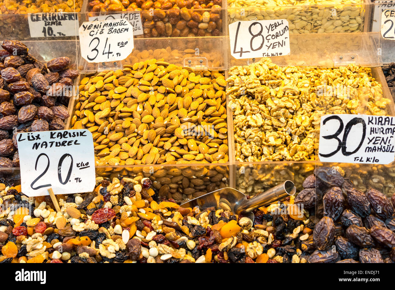 Getrocknete Früchte wie Mango, Aple, Aprikose, Ranberry, Gojiberry, Anis, Nüssen, Samen etc. auf dem Display in Containern für den Verkauf auf einem Basar, Stockfoto