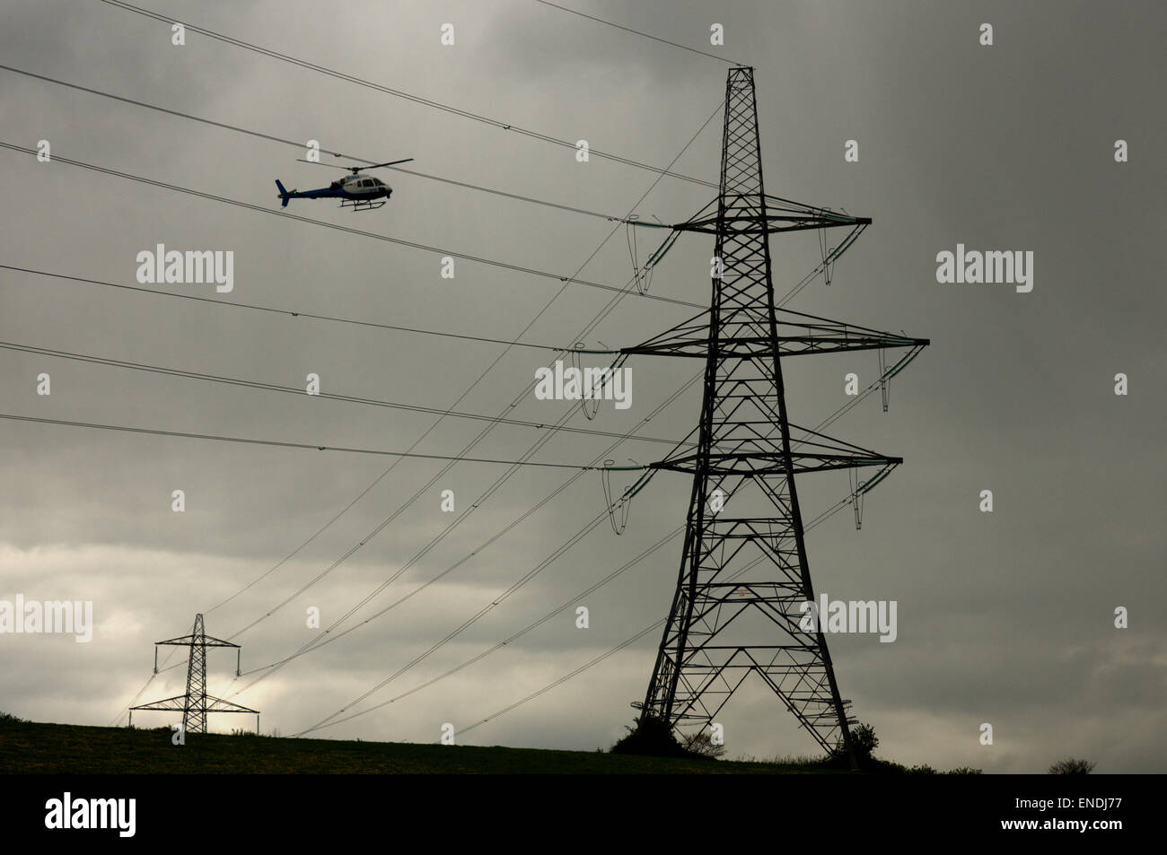 Hubschrauber Stromleitungen Inspektion Stockfoto