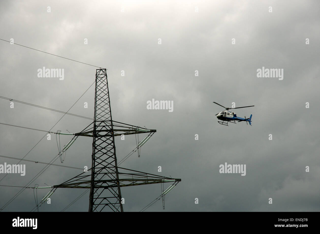 Hubschrauber Stromleitungen Inspektion Stockfoto