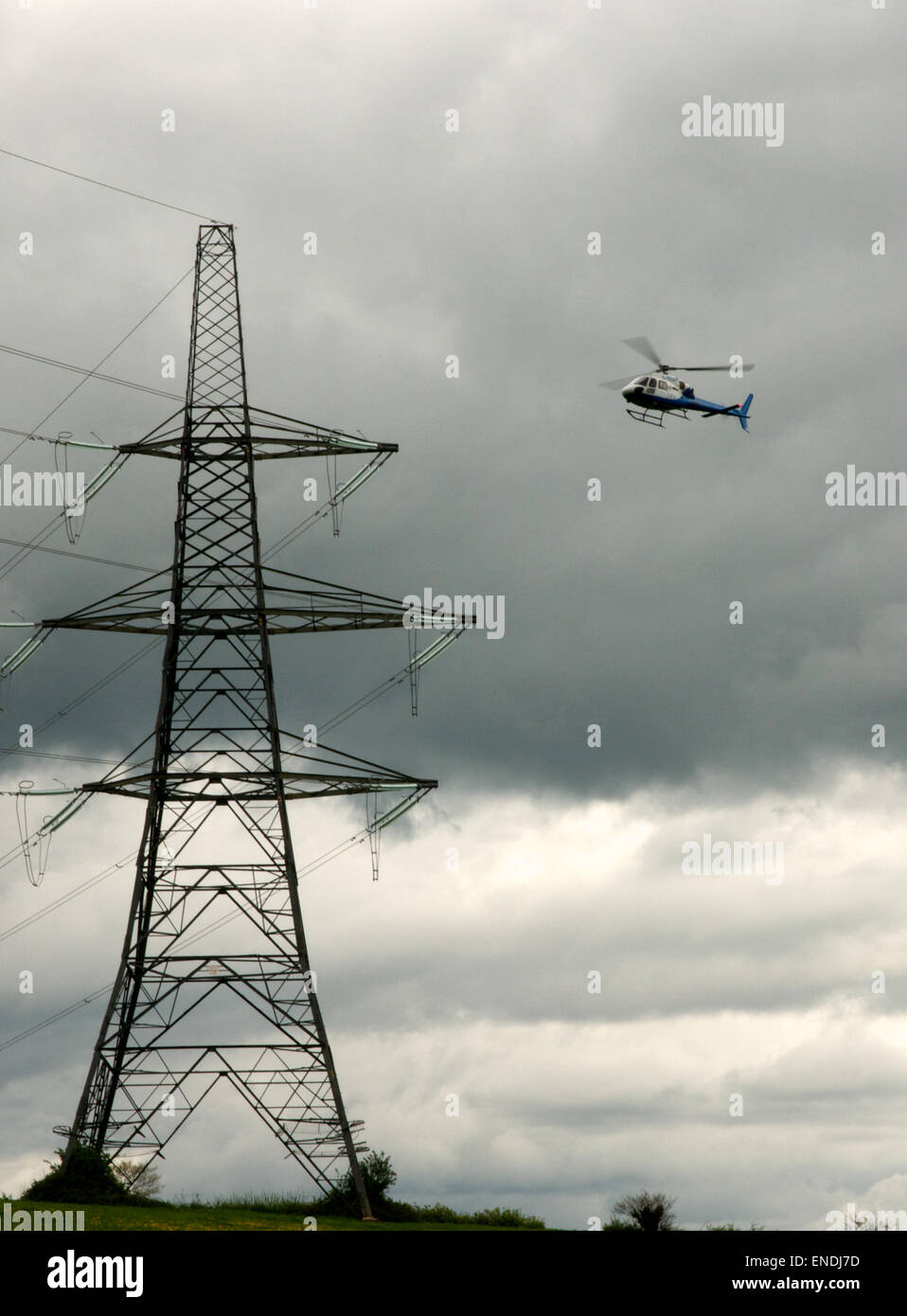 Hubschrauber Stromleitungen Inspektion Stockfoto