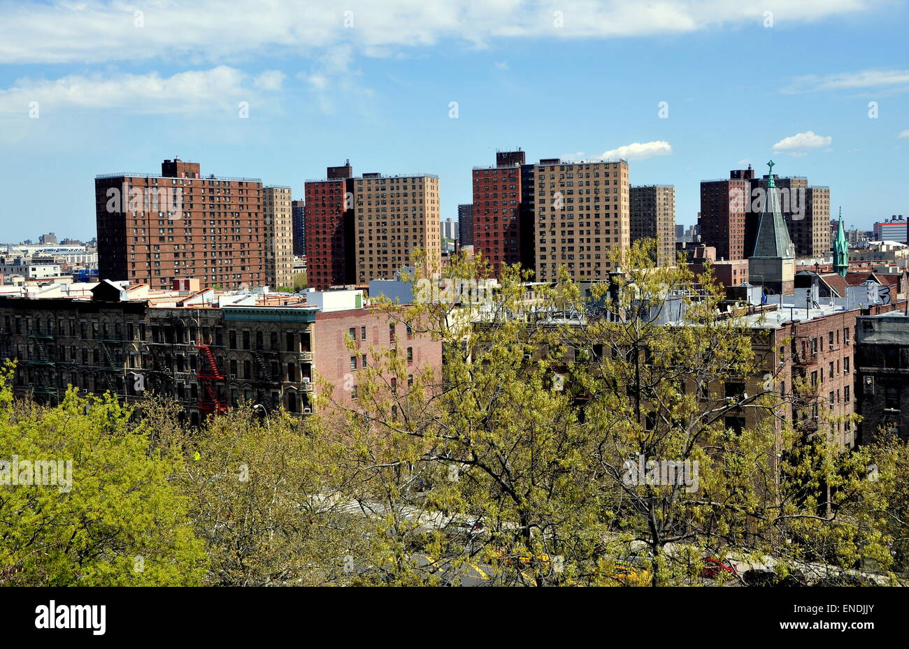 New York City: Blick über central Harlem mit Kirchtürmen und Großprojekt Wohnhäuser von St. Nikolaus Terrasse aus gesehen Stockfoto