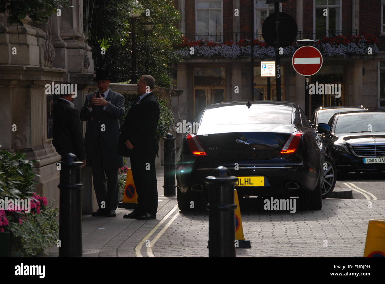 Gespräche außerhalb der Langham Hotel London Stockfoto