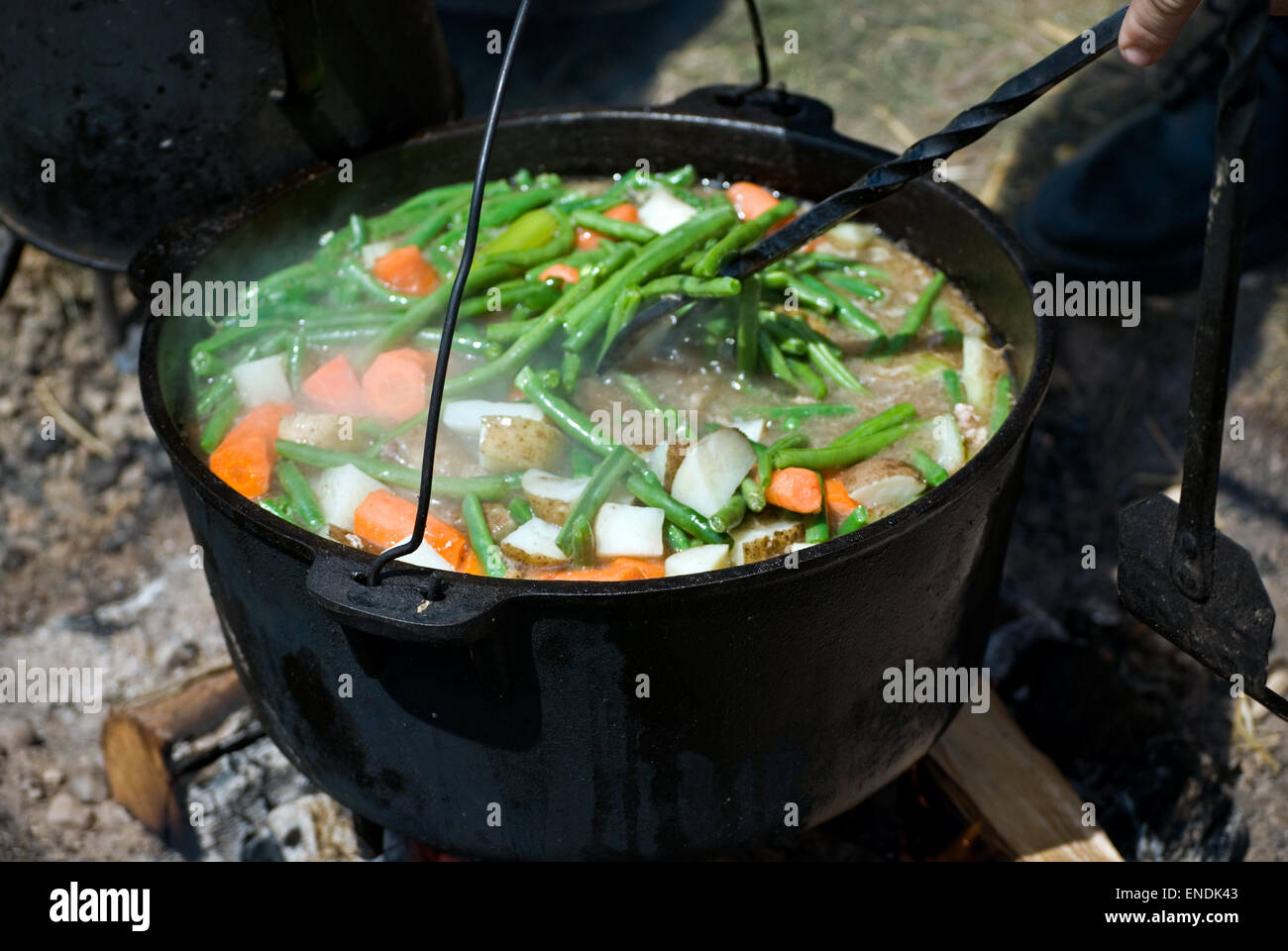 Hausgemachtes Rindsgulasch simmering in schwarzen Kessel über dem offenen Feuer. Stockfoto