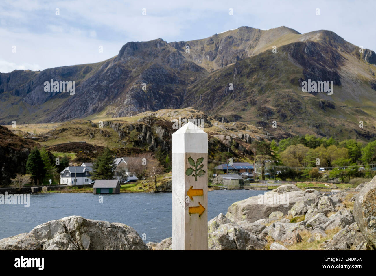 Fußweg waymarker Zeichen für Weg um Llyn Ogwen See entfernt mit Y Garn Berg jenseits in Snowdonia National Park (Eryri) Wales UK Großbritannien Stockfoto
