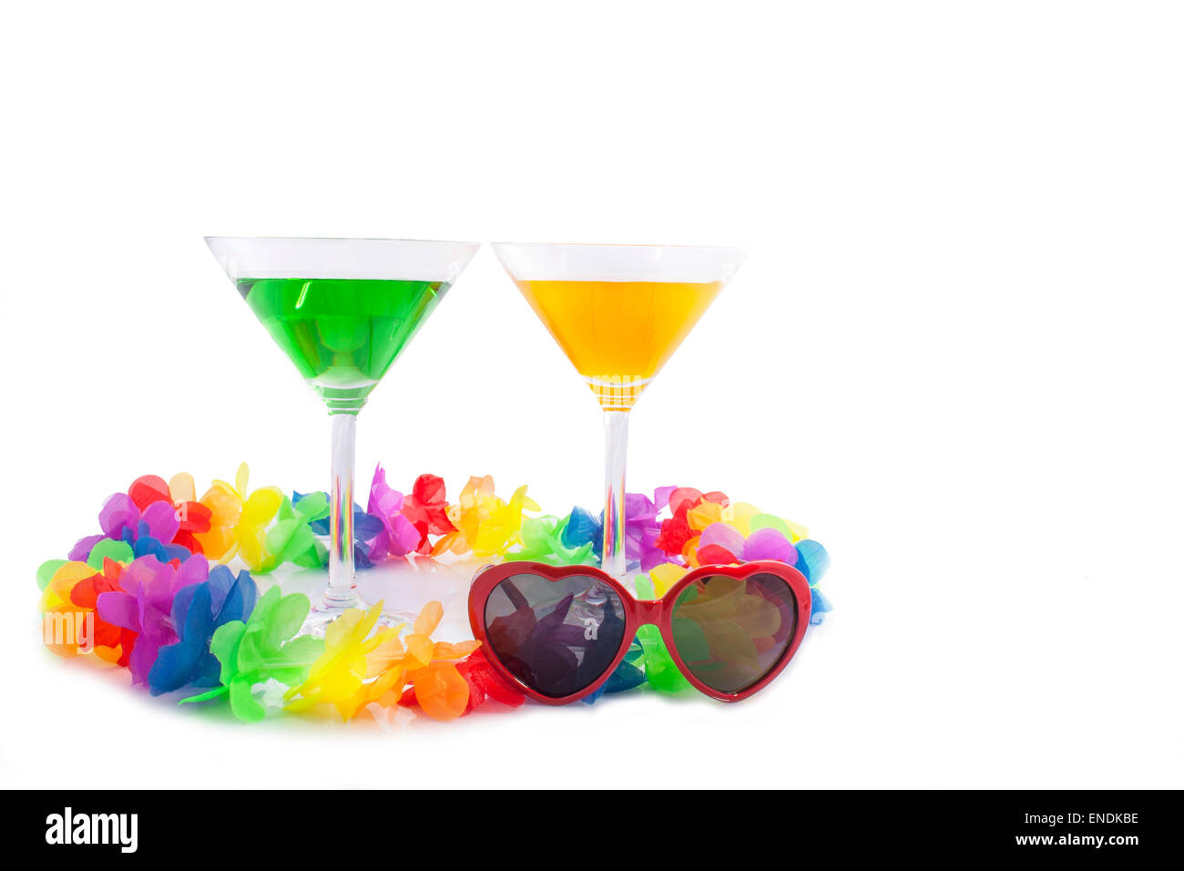 Cocktail mit Sonnenbrille isoliert auf weißem Hintergrund Stockfoto