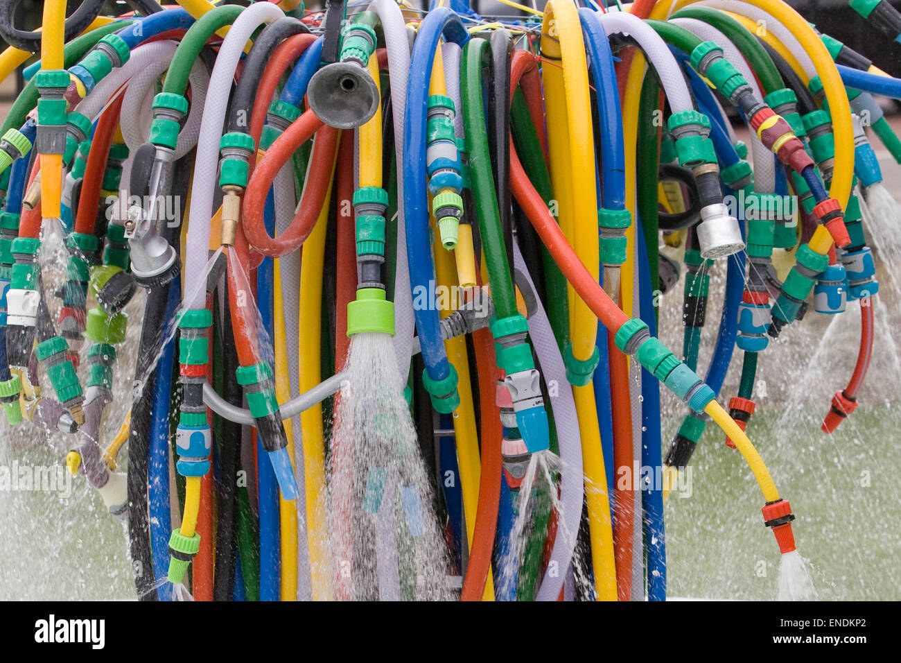 Farbiger Schlauch Wasser Brunnen Stockfoto