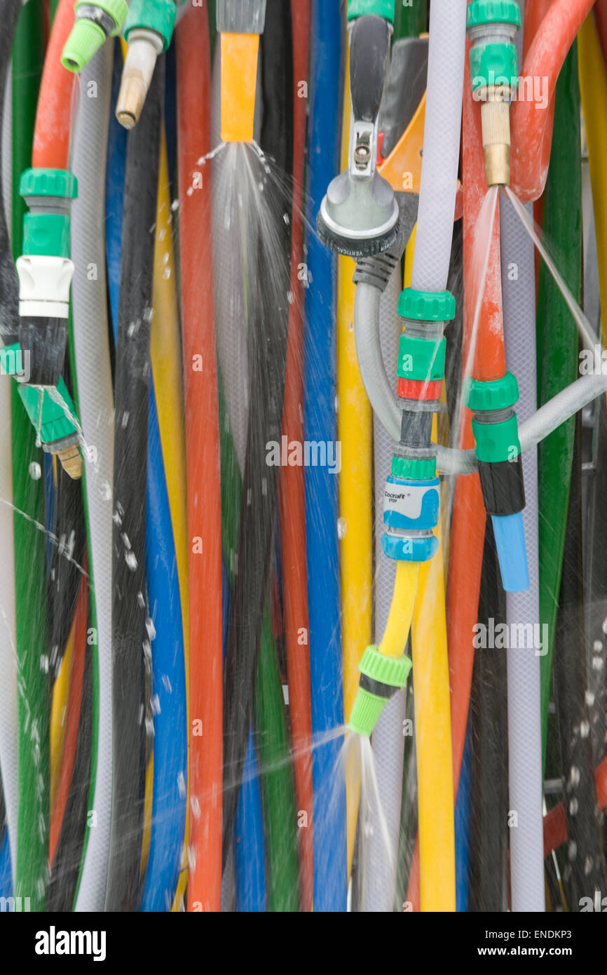 Farbiger Schlauch Wasser Brunnen Stockfoto