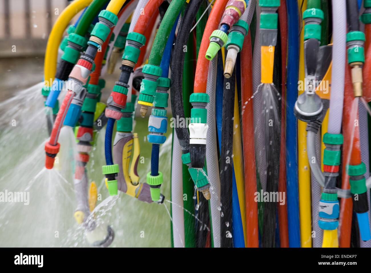 Farbiger Schlauch Wasser Brunnen Stockfoto