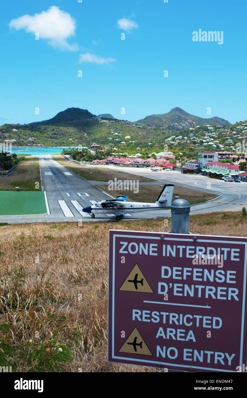 Saint-Barthélemy, Karibik: der Start- und Landebahn des Flughafens, Gustaf III Die dritte gefährlichsten Flughafen der Welt Stockfoto