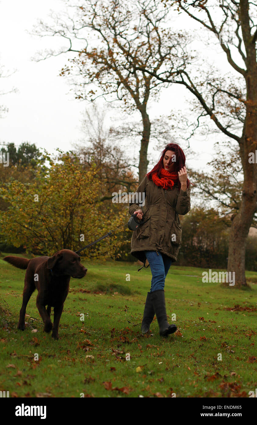 Schöne Mädchen, die ihr Hund im Park spazieren gehen Stockfotografie - Alamy