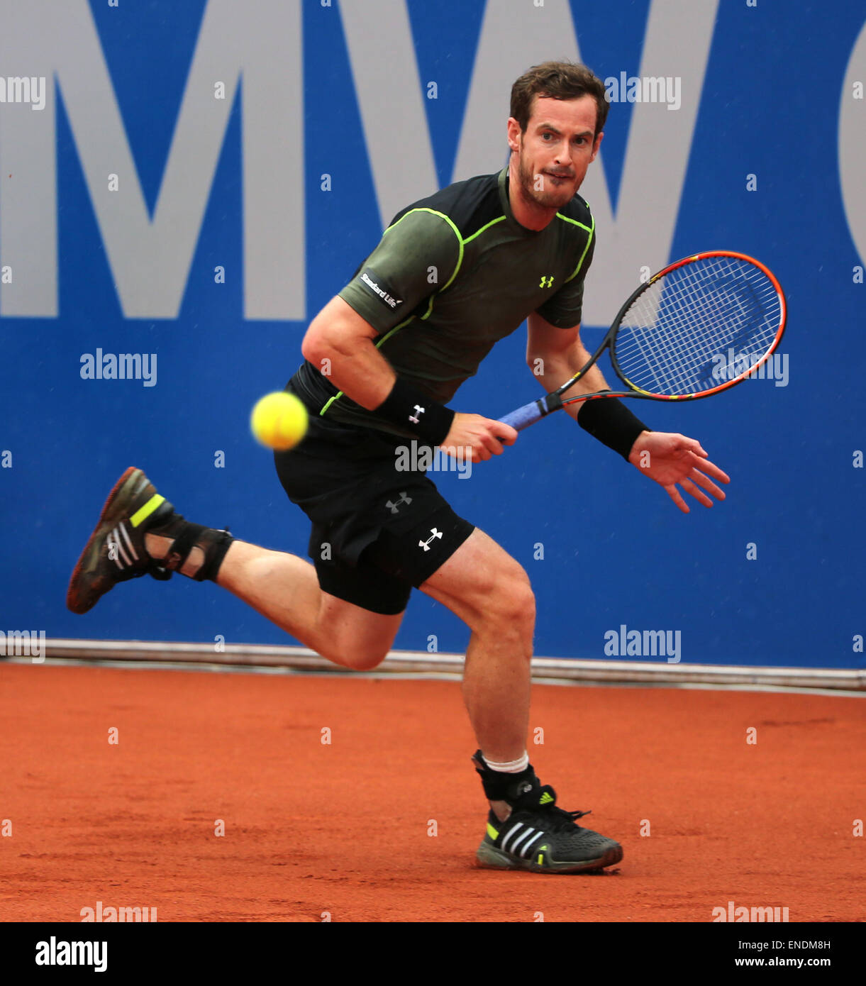 München, Deutschland. 3. Mai 2015. Andy Murray in Aktion gegen Philipp Kohlschreiber Deutschland im Finale des ATP-Tennis-Turnier in München, 3. Mai 2015. Wegen starkem Regen wurde das Spiel unterbrochen und bis Montag vertagt. Foto: PHILIPPE RUIZ/Dpa/Alamy Live News Stockfoto