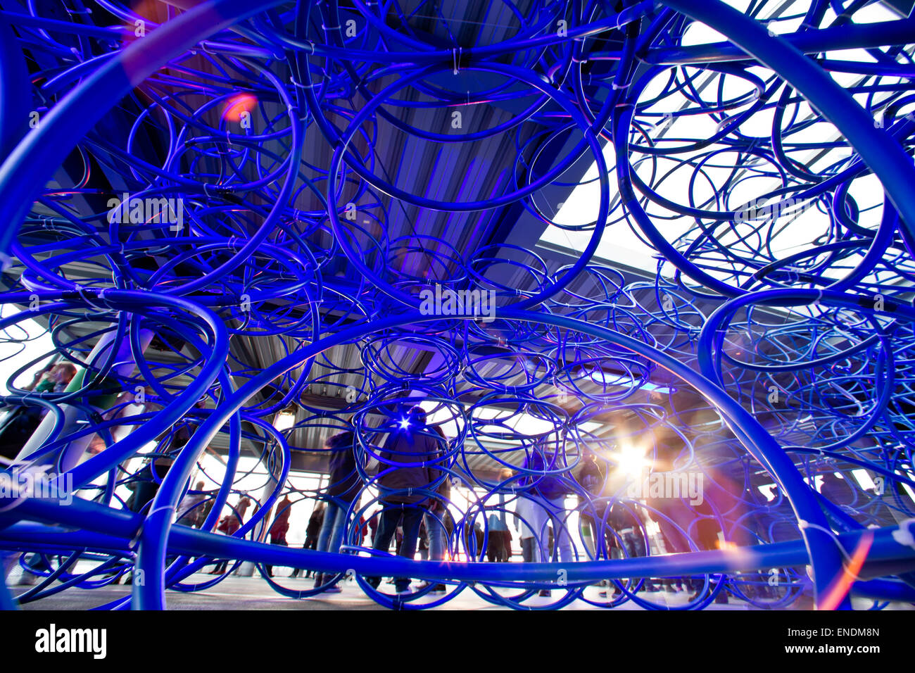 Die Installation "Gesprengte Ketten" (gebrochene Ketten), gemacht von 700 Hula-Hoop-Reifen, wird gelegentlich von der blauen Nacht (blaue Nacht) Kunst und Kulturveranstaltung vorgestellt. Foto: DANIEL KARMANN/dpa Stockfoto
