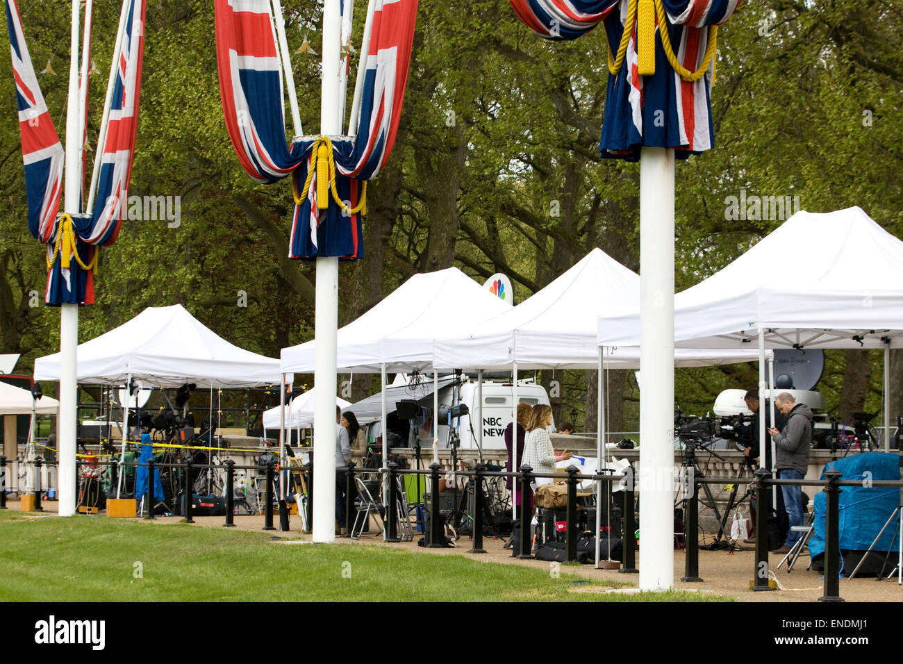 News-Besatzungen, die Erwartung der Geburt des königlichen Babys am Buckingham Palast in London Stockfoto