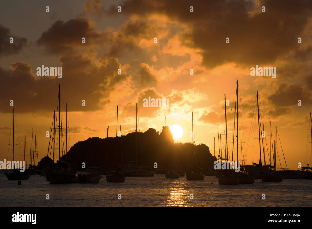 St. Barths, Saint-Barthélemy, Französische Antillen, Französische Antillen: Sonnenuntergang auf das Karibische Meer und die Segelboote in der Marina von Gustavia verankert Stockfoto