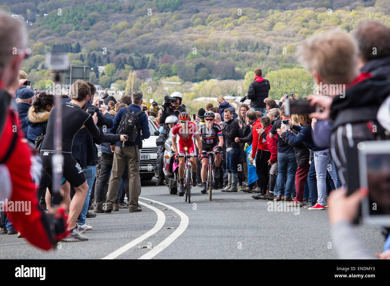 Ilkley, West Yorkshire, Großbritannien. 3. Mai 2015. Die beiden Spitzenfahrer machen ihren Weg durch eine Menge von Tausenden entlang die Seiten der Straße 2km steigen. Bildnachweis: Tom Holmes/Alamy Live-Nachrichten Stockfoto