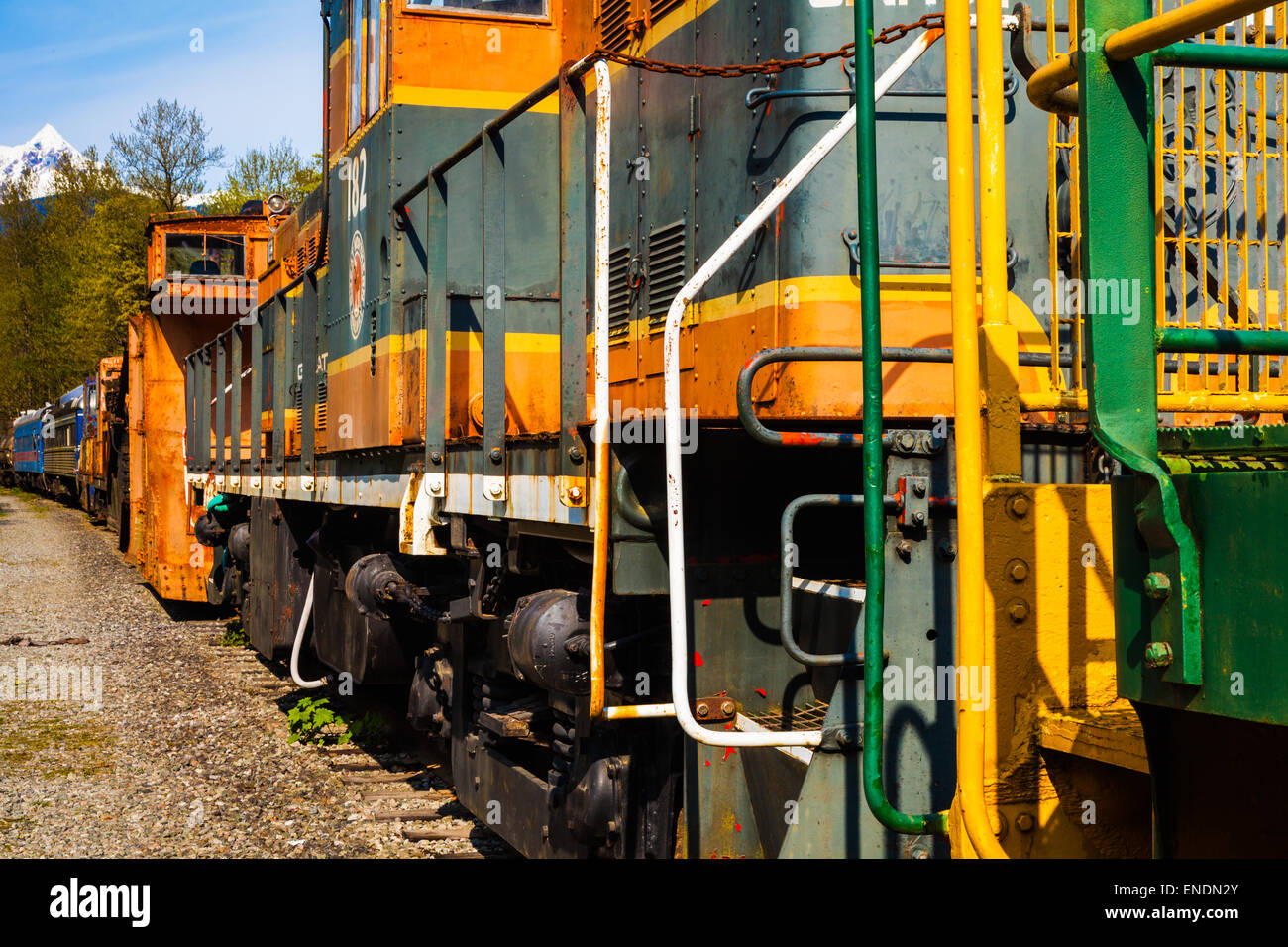Verschiedene Lokomotiven und Waggons geparkt auf einem Abstellgleis in Squamish Railway Museum in der Nähe von Vancouver Stockfoto Verschiedene Lokomotiven und Waggons geparkt auf einem Abstellgleis in Squamish Railway Museum in der Nähe von Vancouver Stockfoto