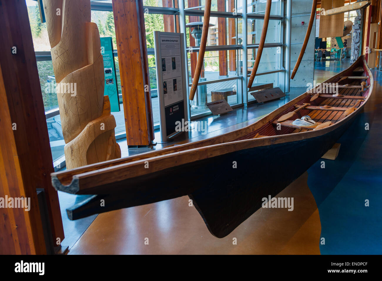 Einteilige, Hochsee-, Einbaum Zeder Kanu auf dem Display an das Aboriginal Cultural Centre in Whistler, Britisch-Kolumbien Stockfoto