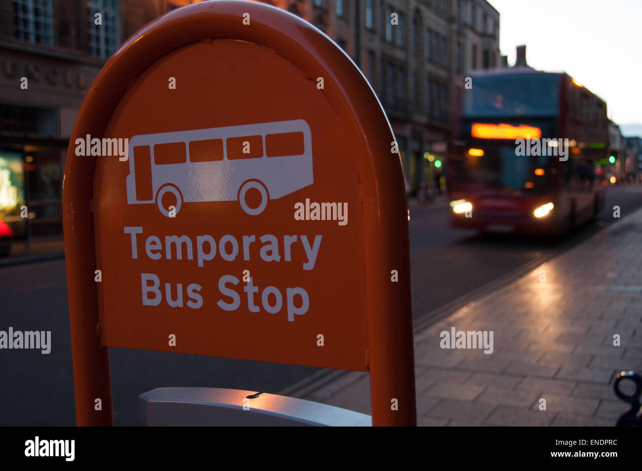 Temporäre Bus Stop-Schild in der Abenddämmerung im Stadtzentrum von Oxford Stockfoto