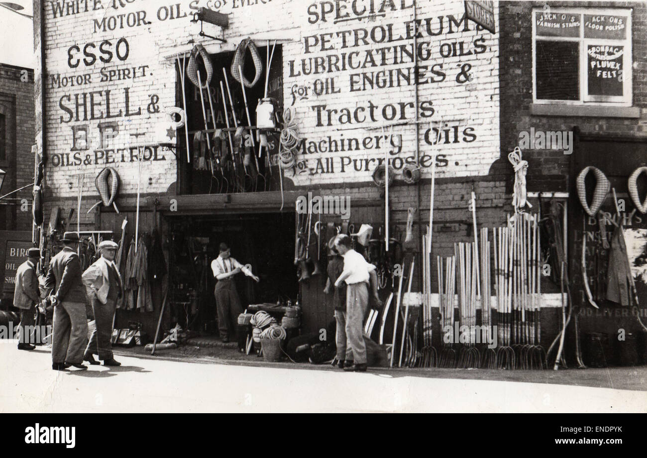 Shrewsbury Ironmongers C R Birke im Jahre 1934. Die Ironmonger nach 105 Jahren im Geschäft im Januar 2015 geschlossen. Charles Birch ist der Gründer von C R Birke 3. von links mit einer Mütze in diesem Foto von 1934 Stockfoto