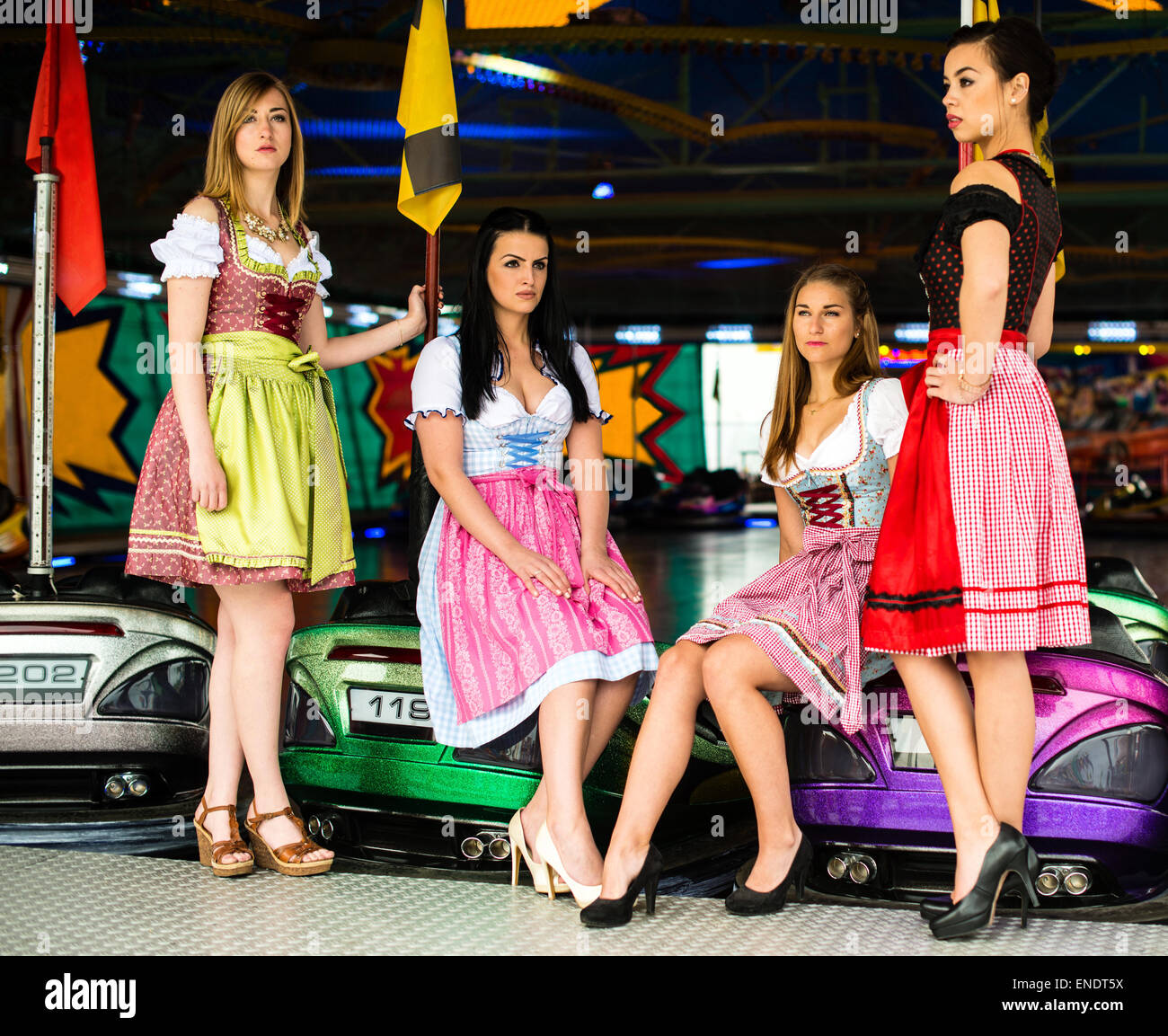 Wunderschöne junge Frauen auf deutschen Kirmes Stockfoto