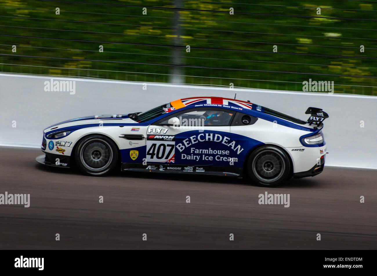 Rockingham Raceway, Northamptonshire, UK. 2. Mai 2015. 16 Jahre alte Jamie Chadwick (im Bild) und Rennen Ross Gunn partner gewinnen der GT4-Klasse an diesem Wochenende Rockingham 2 Stunden Langstreckenrennen. Die beiden liegen nun auf dem zweiten Platz in der GT4-Silber-Cup hinter Credit: Bigred/Alamy Live News Stockfoto