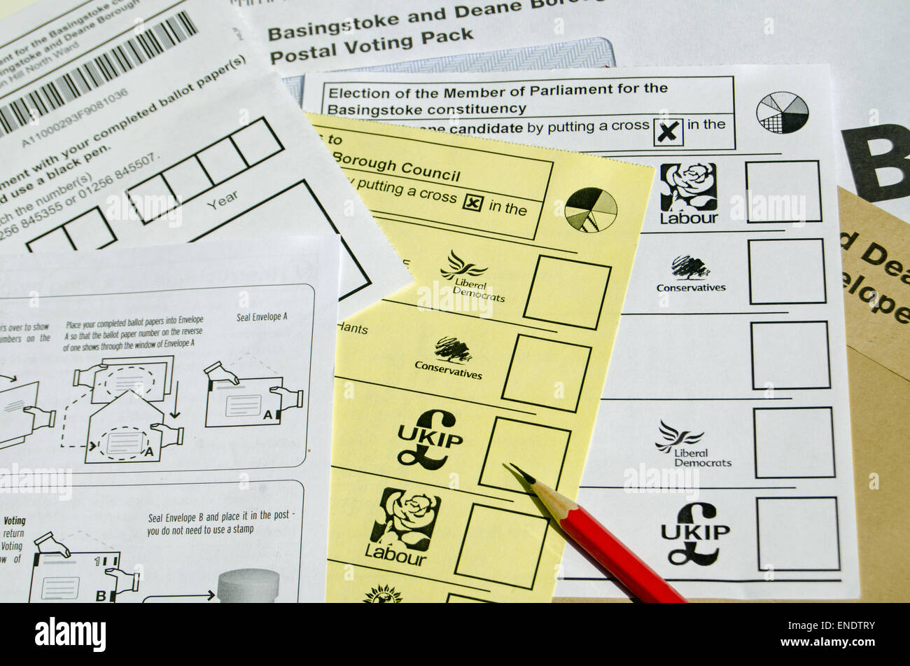 BASINGSTOKE, Großbritannien 3. Mai 2015: Ballot Formulare für die Briefwahl in die lokale und allgemeine Wahl für Mai 2015. Stockfoto