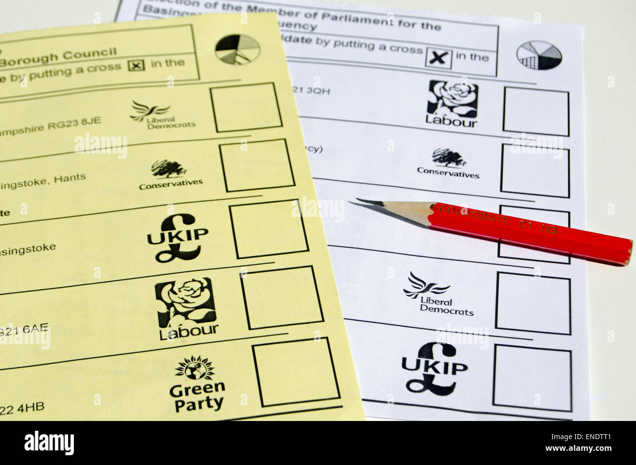 BASINGSTOKE, Großbritannien 3. Mai 2015: Lokale und Westminster Wahl Stimmzettel mit Bleistift. Stockfoto