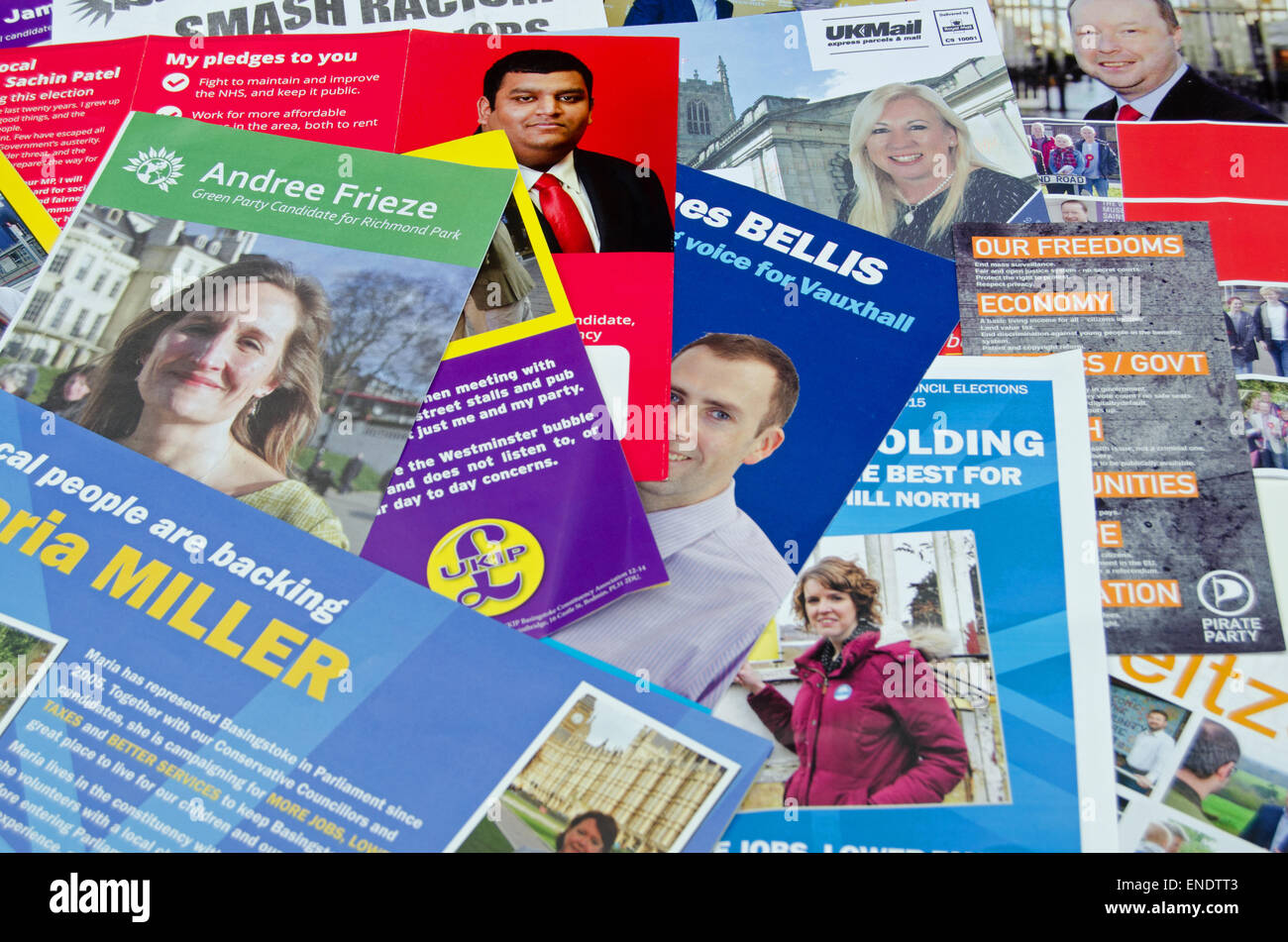 BASINGSTOKE, Großbritannien 3. Mai 2015: Flugblätter von Kandidaten der verschiedenen Parteien im Wettbewerb bei den allgemeinen Wahlen. Stockfoto