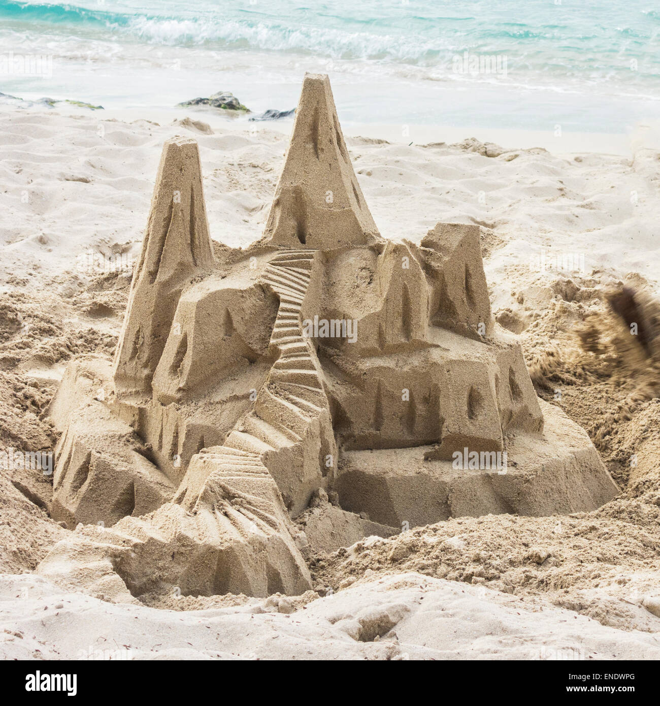 Eine Sandburg an einem tropischen Strand. Stockfoto