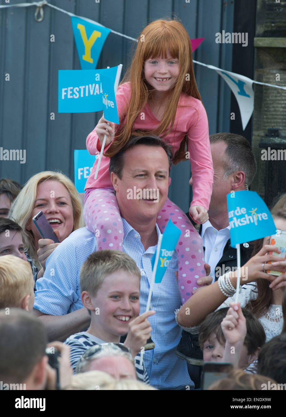 Premierminister David Cameron MP Uhren der Tour-de-Yorkshire in Yorkshire Dorf von Addingham auf Sonntag, 3. Mai 2015 Stockfoto