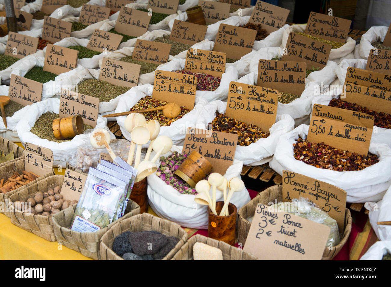 Gewürze, Kräuter und Tee auf dem Sonntagsmarkt von Montcuq mit lokalen Lebensmitteln in Frankreich Stockfoto