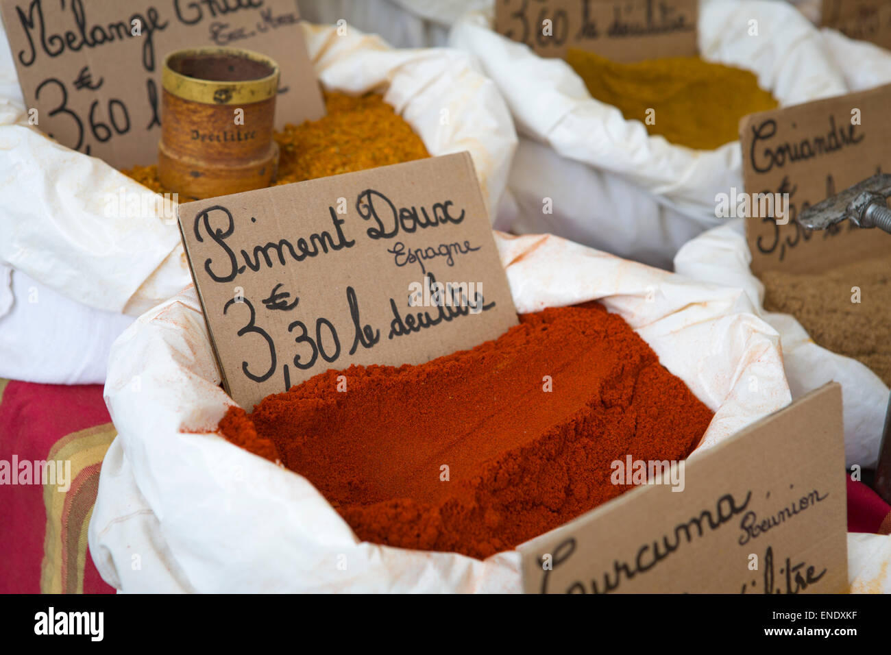 Piment Gewürze auf dem Sonntagsmarkt von Montcuq mit lokalen Lebensmitteln in Frankreich Stockfoto