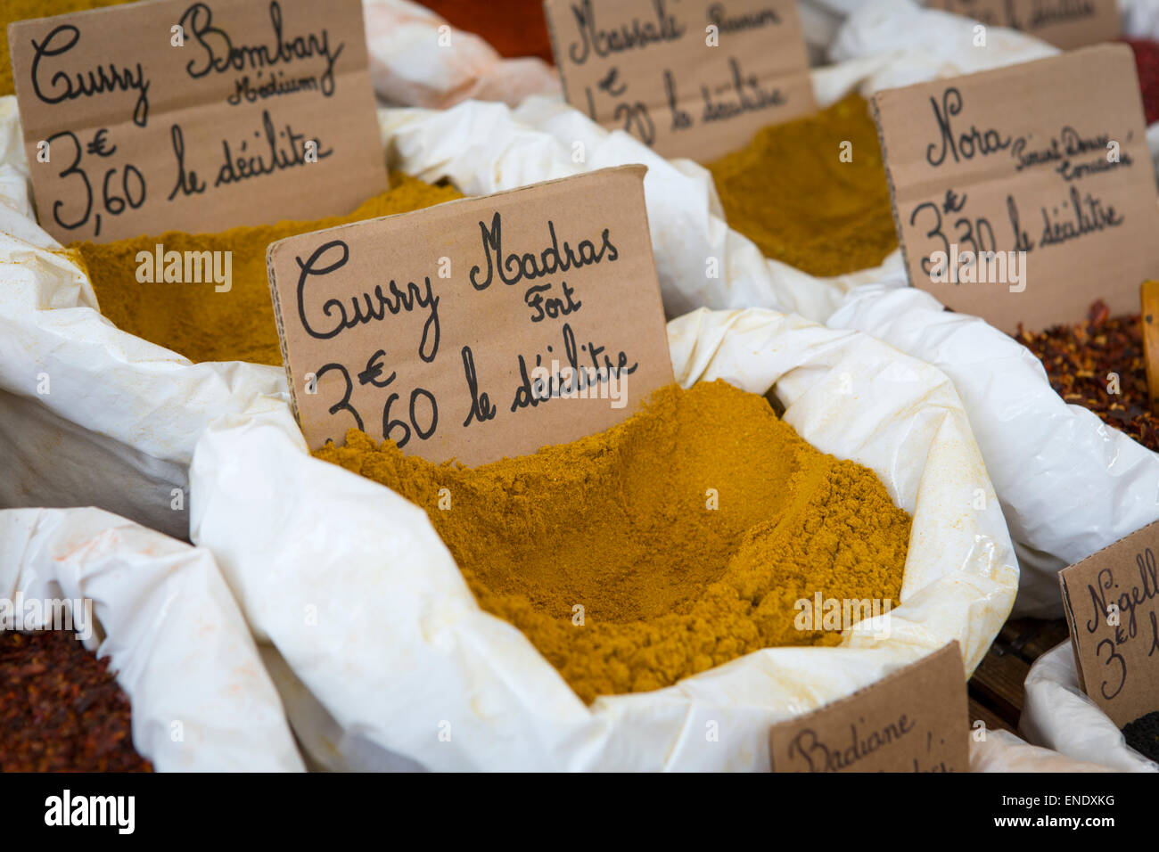 Madras Curry Gewürzen auf dem Sonntagsmarkt von Montcuq mit lokalen Lebensmitteln in Frankreich Stockfoto