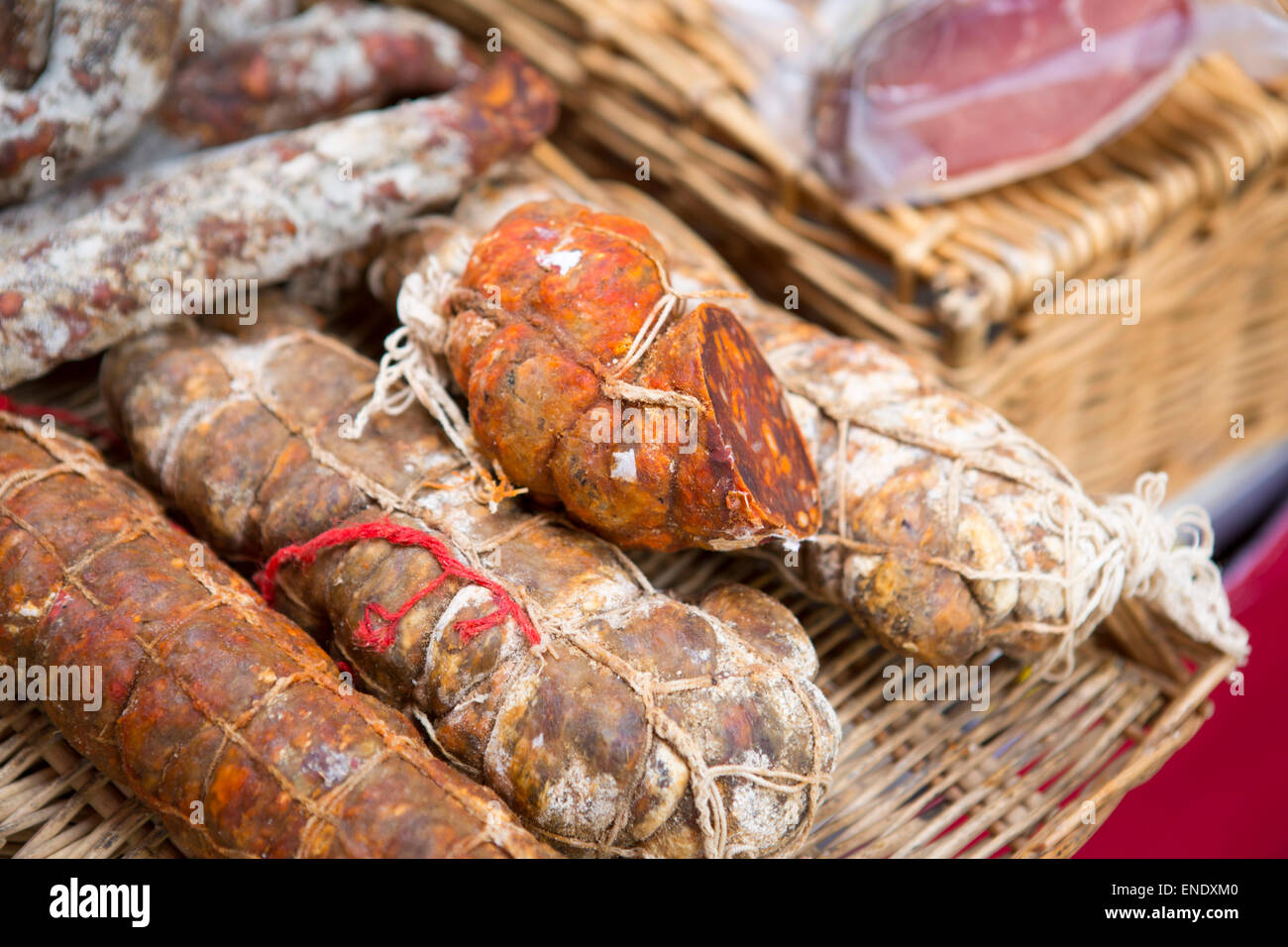 Handgemachte Wurst auf dem Sonntagsmarkt von Montcuq mit lokalen Lebensmitteln in Frankreich Französisch Stockfoto