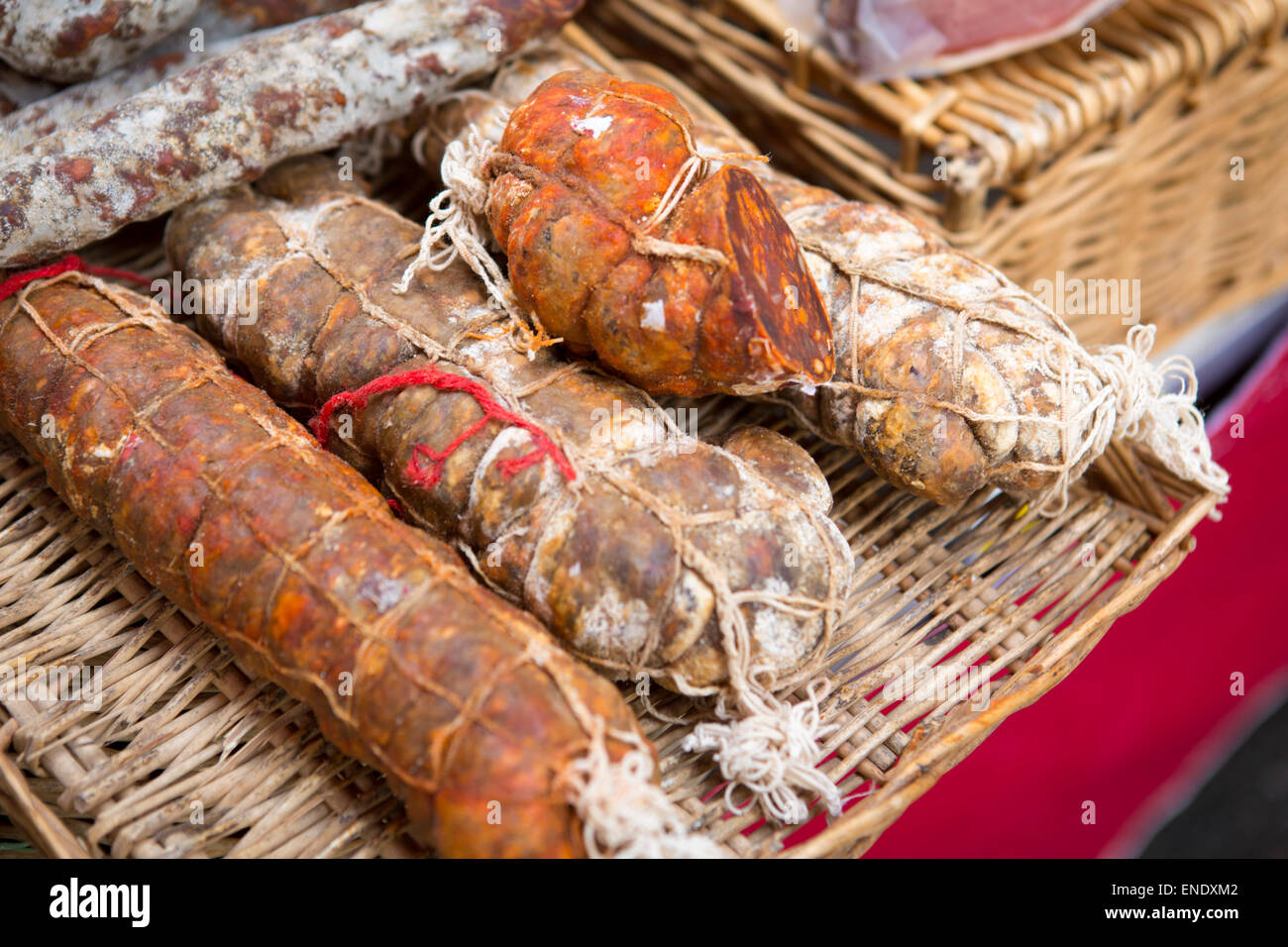 Handgemachte Wurst auf dem Sonntagsmarkt von Montcuq mit lokalen Lebensmitteln in Frankreich Französisch Stockfoto