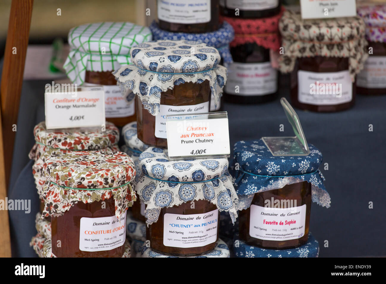 Hausgemachte Marmelade und Chutney auf dem Sonntagsmarkt von Montcuq mit lokalen Lebensmitteln in Frankreich Stockfoto