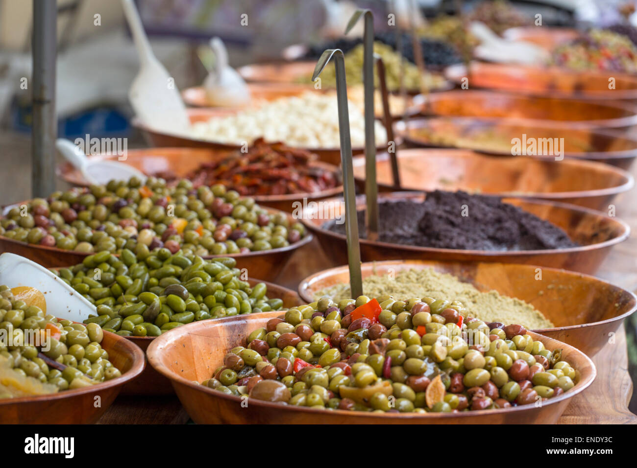Alle Arten von Oliven auf dem Sonntagsmarkt von Montcuq mit lokale kulinarische Produkte in Frankreich Stockfoto