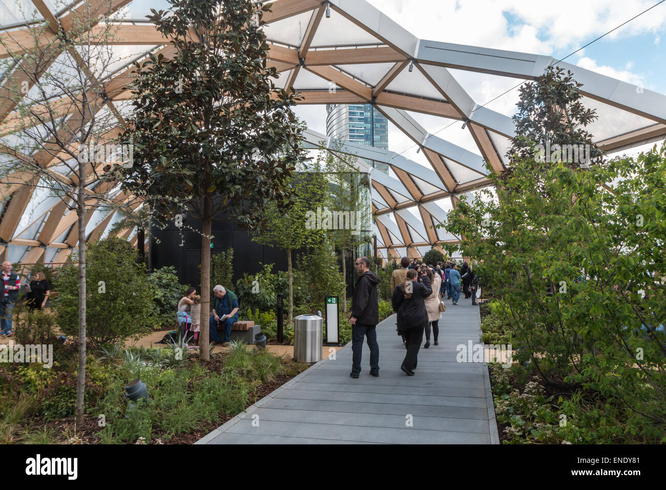 London, UK. 3. Mai 2015. Eröffnung Wochenende im neuen Dachgarten bei Crossrail, Canary Wharf Credit: Zefrog/Alamy Live News Stockfoto