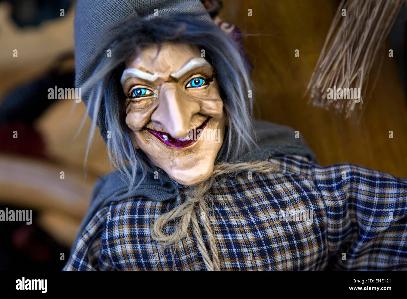 Nahaufnahme einer Hexe Puppe auf einem Flohmarkt Stockfoto