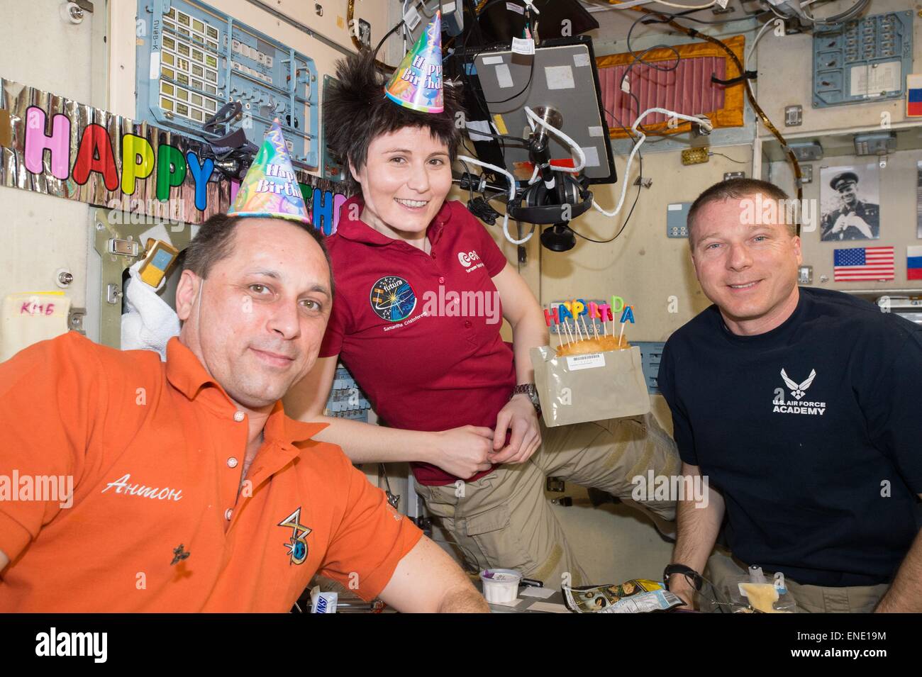 Internationale Raumstation ISS-Expedition 42 NASA-Astronaut Terry Virts (rechts) und Mannschaftsmitglied russischen Kosmonauten Anton Shkaplerov feiert den Geburtstag von ESA-Astronaut Samantha Cristoforetti 28. April 2015 in der Erdumlaufbahn. Stockfoto