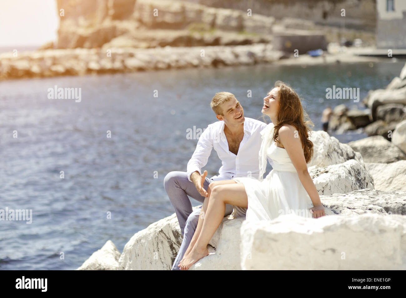 junge glückliche Paar Braut und Bräutigam lächelnd und entspannen in der Nähe von Meer, Neapel, Italien Stockfoto