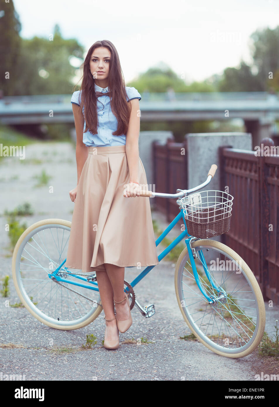 Junge schöne, gekleidete elegant Frau mit dem Fahrrad im Freien. Schönheit, Mode und lifestyle Stockfoto