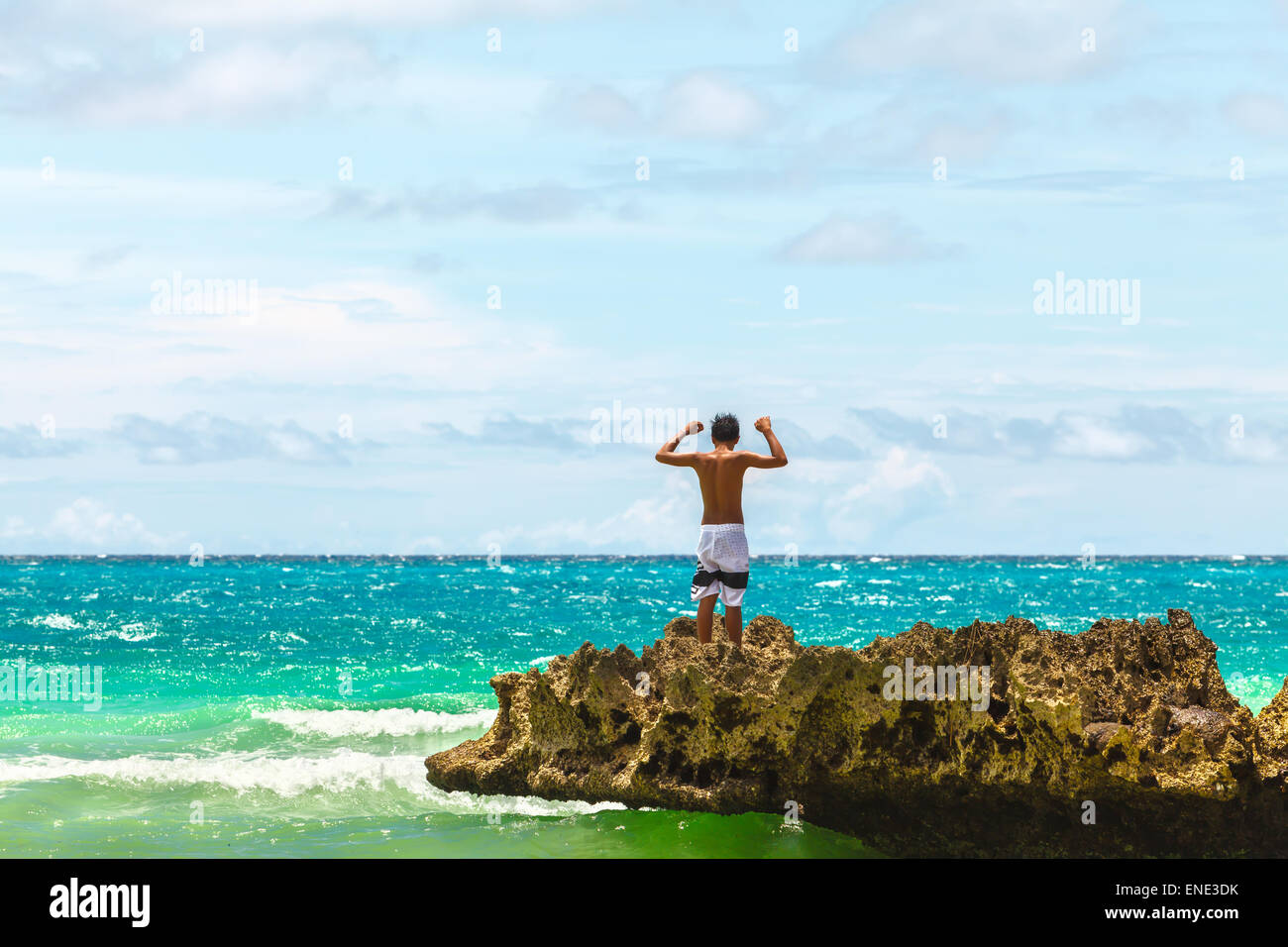 Entspannende Mann auf Felsen Insel auf tropischen Meer Philippinen Boracay island Stockfoto
