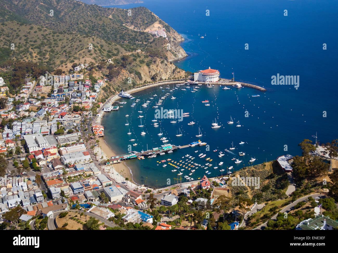 Luftaufnahme von Avalon Harbor auf Catalina Island an der Küste von Südkalifornien. Stockfoto
