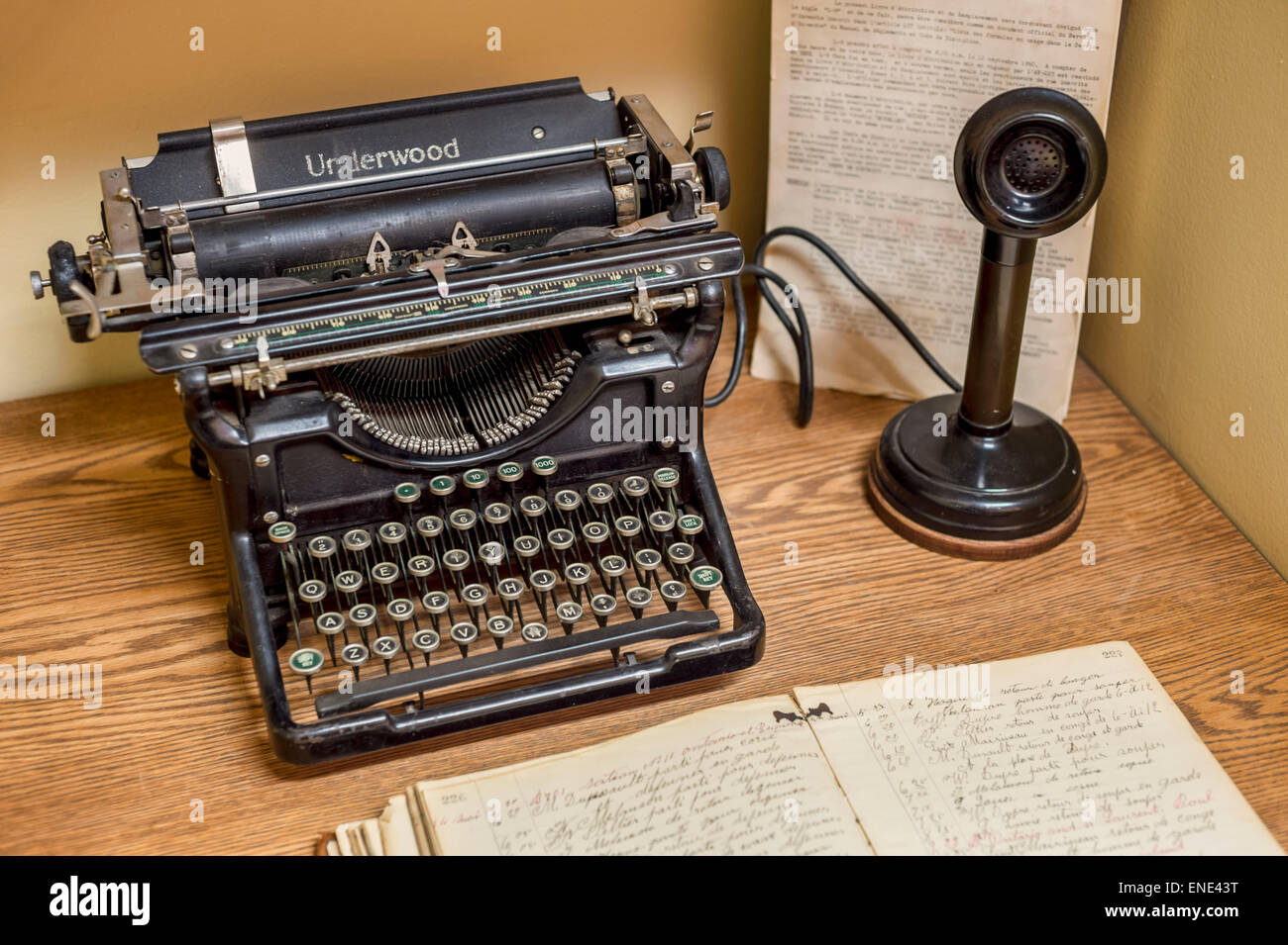Vintage Underwood Schreibmaschine und Vintage Telefon Stockfoto