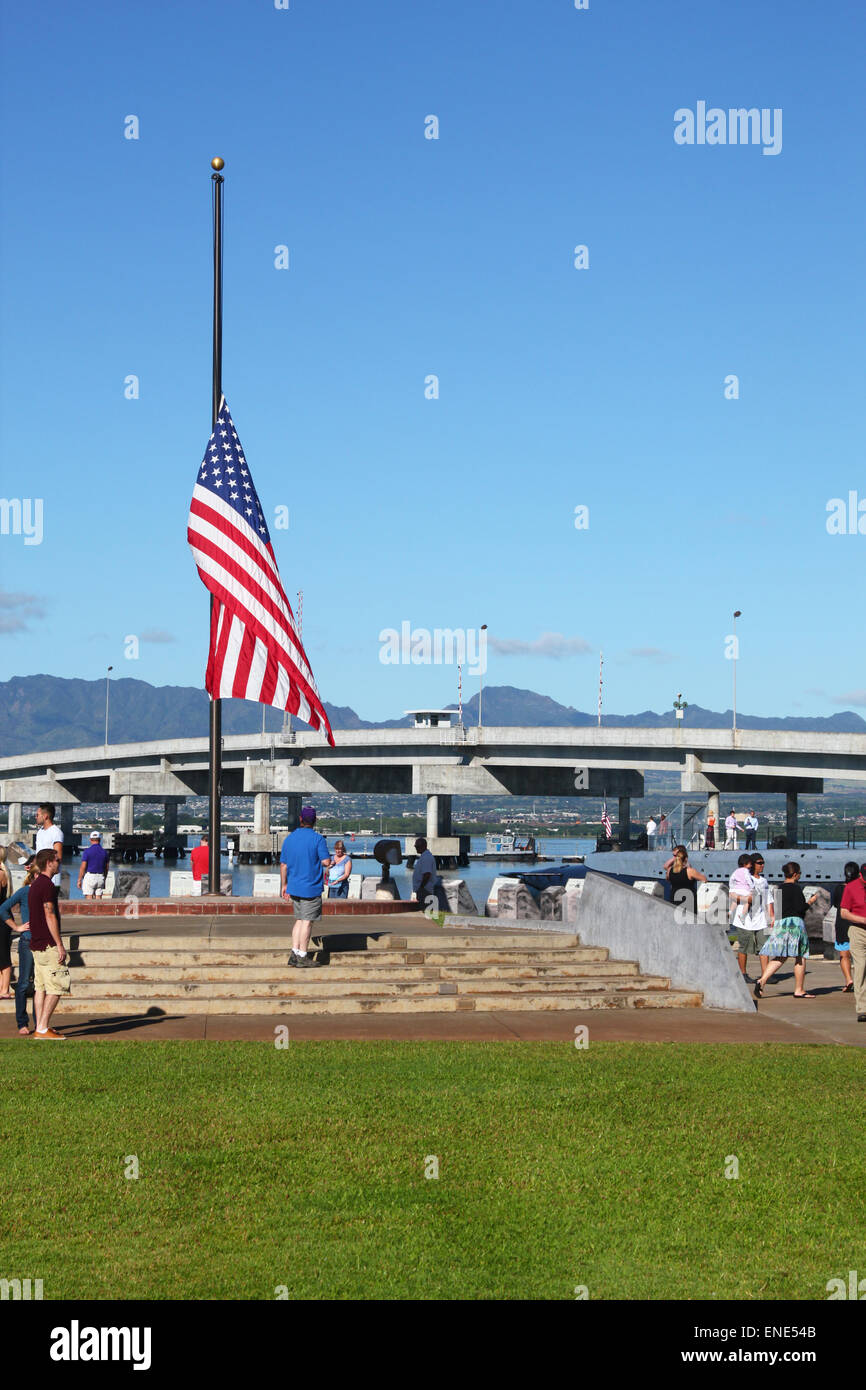 PEARL HARBOR, 6. DEZEMBER: Touristen feiern Pearl Harbor, der von kaiserlichen japanischen Truppen angegriffen wurde 7. Dezember 1941. Stockfoto