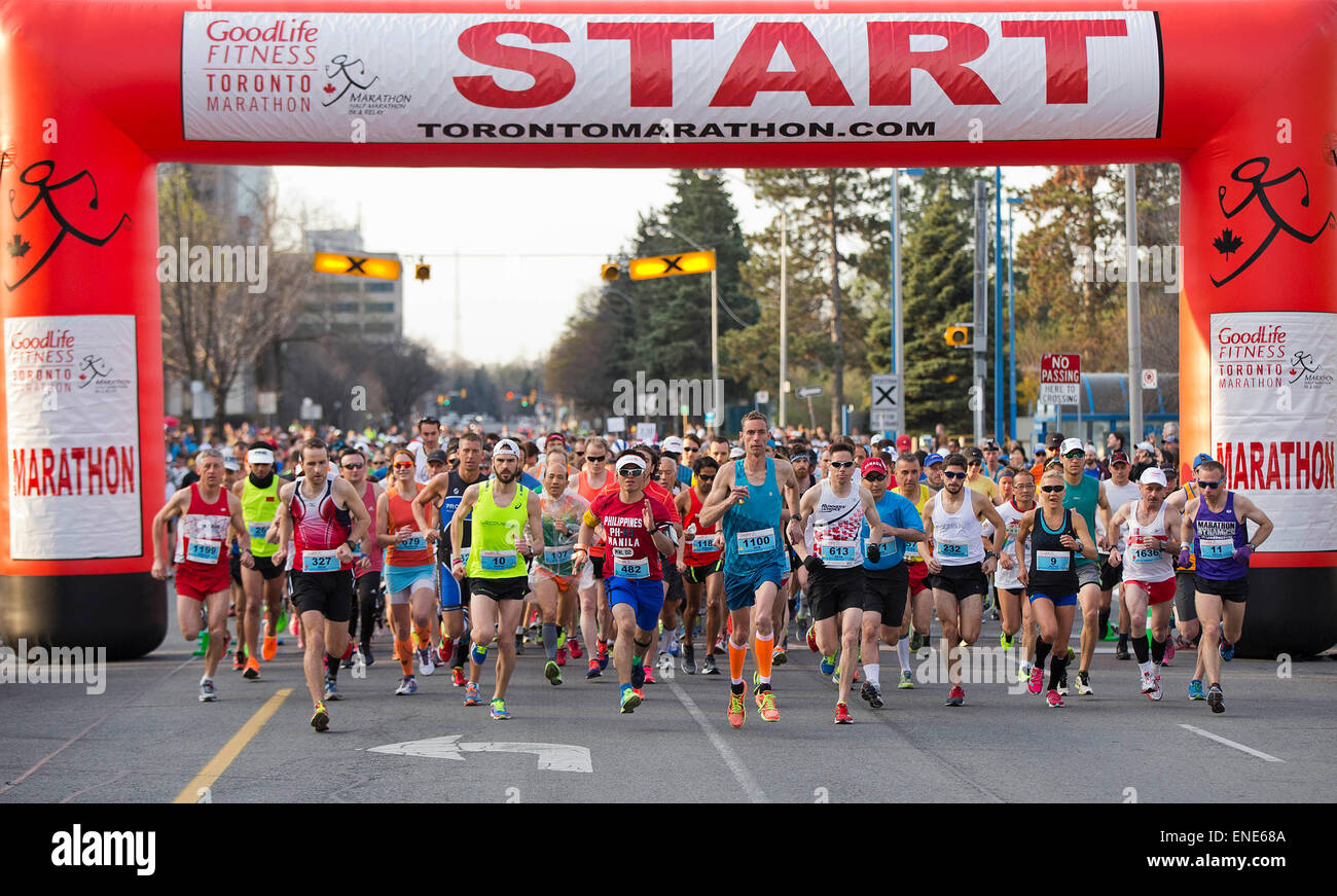 Toronto, Kanada. 3. Mai 2015. David Le Porho (2. L der 1. Zeile) aus Kanada, der Gewinner des Marathon der Herren in 02:21:53, läuft von der Startlinie mit anderen Teilnehmern während der 2015 Goodlife Fitness Toronto Marathon in Toronto, Kanada, 3. Mai 2015. Mehr als 14.000 Läufer aus über 50 Ländern und Regionen nahmen an den Marathon, Halbmarathon, 5 K oder Relais am Sonntag. Bildnachweis: Zou Zheng/Xinhua/Alamy Live-Nachrichten Stockfoto