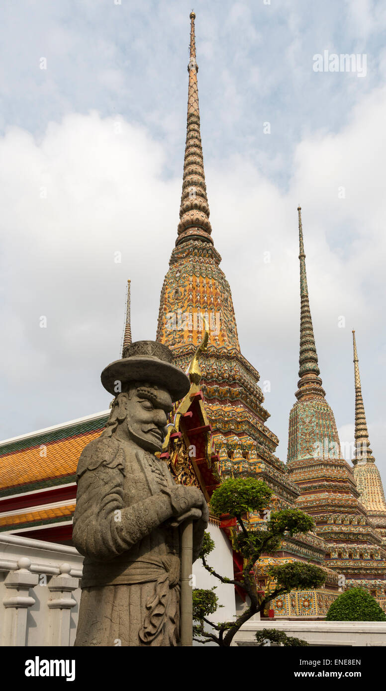 Farang, GuardWat Pho buddhistische Tempel, Bangkok, Thailand, Asien Stockfoto